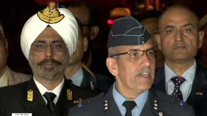 રિયર ઍડમિરલ દલબીર સિંઘ ગુજરાતલ IAFના ઍર માર્શલ આર. જી. વી. કપૂર