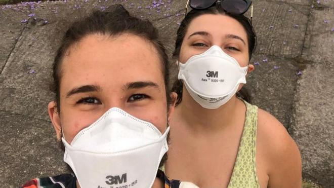 Beatriz e Ralph usando máscaras N95 brancas