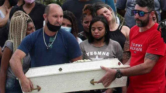 Entierro de una de las víctimas de los deslaves en Petrópolis, Debora Listenberg, de 22 años, y sus hijos Heloise, de 2, y Gustavo, de 5.
