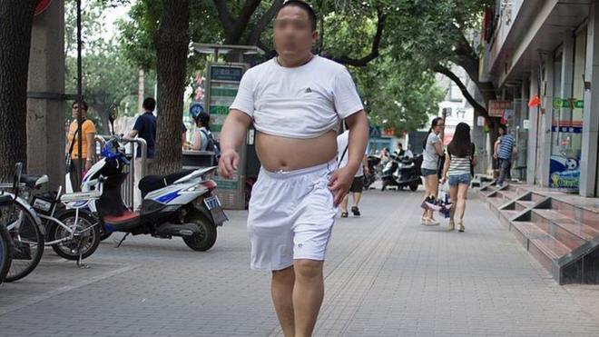 熱浪襲來，很多中國中年男子掀起上衣納涼已成為習慣。