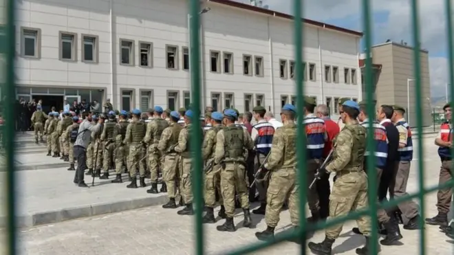 Төңкөрүш аракети үчүн миңдеген кишилер абакка кесилди. Мурдагы офицерлерди сотко алып бара жатышат. 2017-жылдагы сүрөт