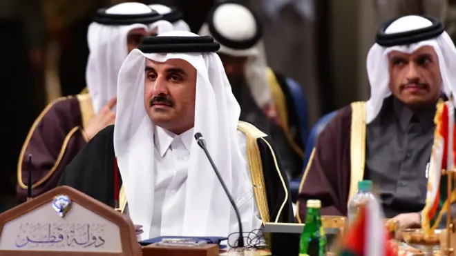 السؤال الرئيسي الذي تطرحه الصحف العربية حول القمة الخليجية يركز على حضور أمير قطر