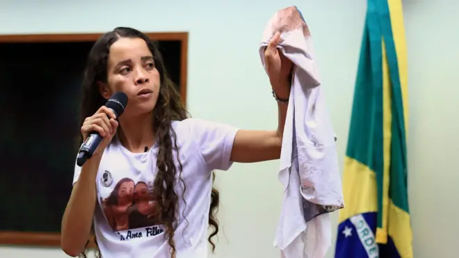 Bruna Silva levou a camisa do uniforme escolar do filho, manchadachapecoense e crb palpitesangue, para protestos, entrevistas, encontros com autoridades. Aqui, ela aparecechapecoense e crb palpitedepoimento à Câmara dos Deputados,chapecoense e crb palpitejulhochapecoense e crb palpite2018