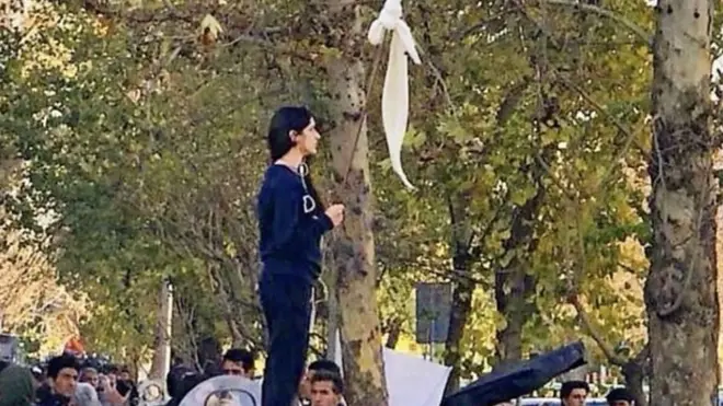 كيف أصبحت امرأة رمزا للتحدي في إيران