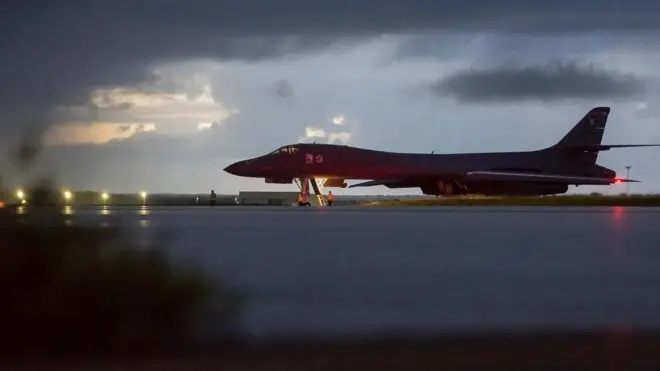Phi cơ ném bom B-1B Lancer
