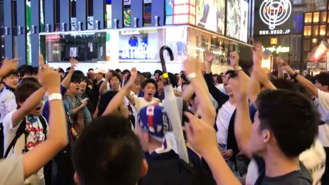 日本在世界杯首戰踢贏哥倫比亞，球迷在大阪當地慶祝，吸引許多兩岸三地的足球迷討論