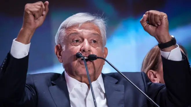 AMLO se dirigió ene l Zócalo de Ciudad de México a una inmensa multitud que celebró la victoria del candidato de izquierda hasta bien pasada la madrugada.
