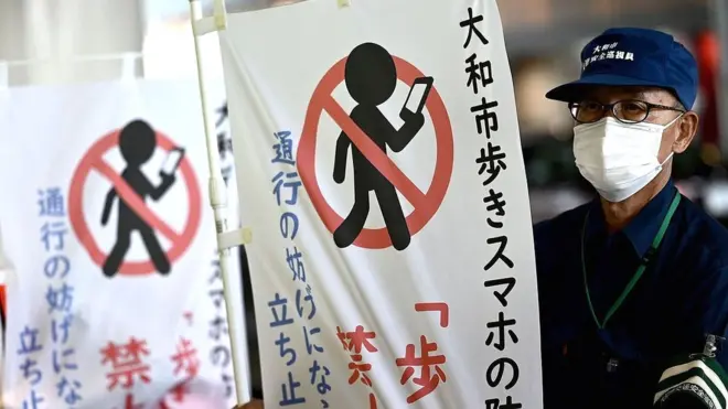 Знак, запрещающий смартфон-зомби