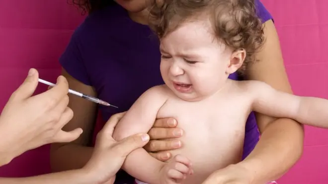 La mayoría de las veces los niños les temen más a las agujas que al dolor de la inyección, según expertos.