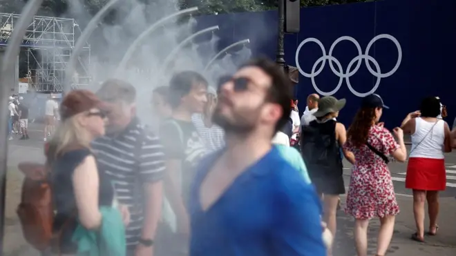 Gradovi na razne načine pokušavaju da pomognu stanovnicima da se lakše nose sa visokim temperaturama, poput ovih tuševa za rashlađivanje u Parizu tokom Olimpijskih igara
