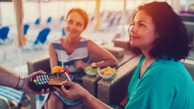 Si pagas con tarjeta en una moneda que no es la de tu país, pagarás un 2,5% extra sobre la cantidad que resulte de transformar el importe de una divisa a otra.