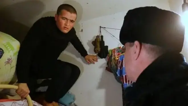 Мигрант ва полиция ходими