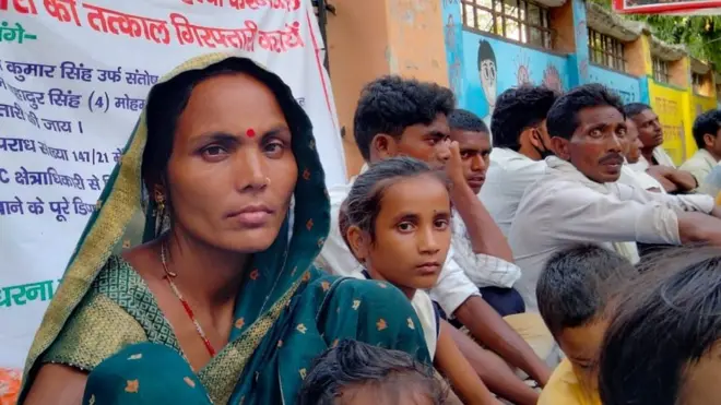 धरने पर परिजन