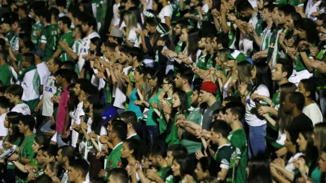 مشجعو الفريق البرازيلي يقفون حدادا على أرواح الضحايا