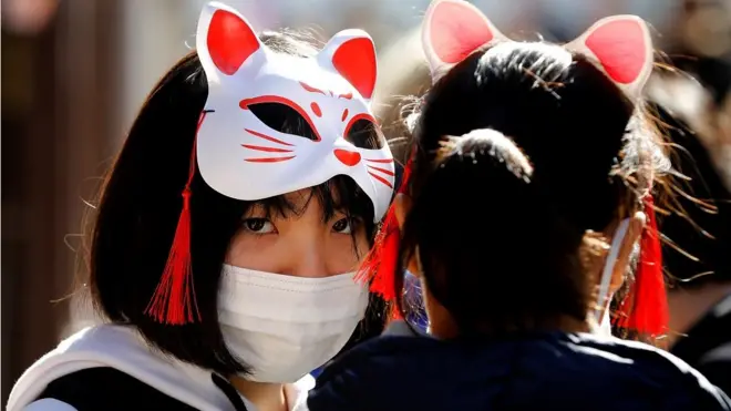 ผู้หญิงสวมหน้ากากอนามัย