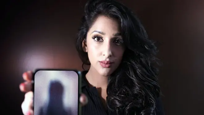 पैनेरोमा की रिपोर्टर मोनिका फ़ाला हाथ में एक ब्लर तस्वीर लिए हुए.