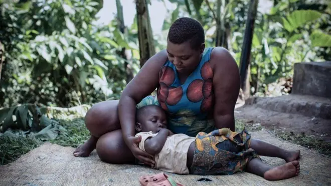 کیرول ایلن سٹوری کے مطابق تین برس کے برائن اپنی والدہ کی گود میں سو رہے تھے۔ 19 برس کی فلورینس نیرامااروی بہت مطمئن بیٹھی ہیں اور ان دنوں کو یاد کرتی ہیں جب وہ صرف 15 برس کی عمر میں حاملہ ہو گئیں تھیں۔ ان کے خاندان اور کمیونٹی نے ان کے لیے اسے شرم کا باعث بنا لیا تھا