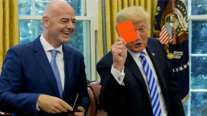 Trump hafichi hisia zake juu ya vyombo vya habari, na hata alipokutana na Rais wa Fifa katika ikulu ya White House, japo kwa utani, aliwaonesha wanahabari kadi nyekundu.
