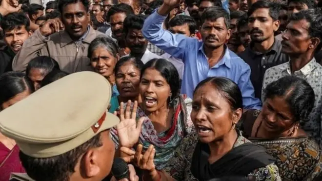 පශු වෛද්‍යවරියක දූෂණය කර පුළුස්සා මරා දැමූ සැකකරුවන් පොලිස් වෙඩි පහරින් මරුට