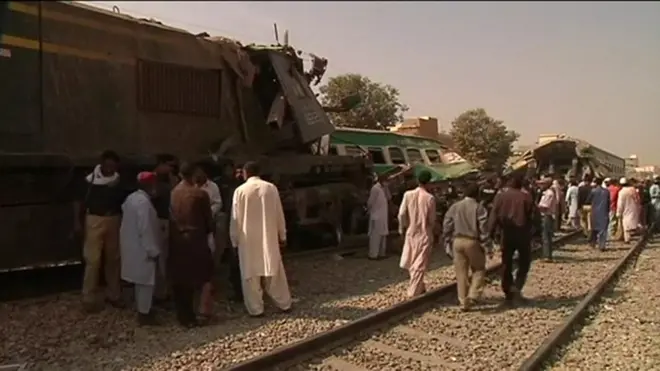 کراچۍ کې د اورګاډو ټکر