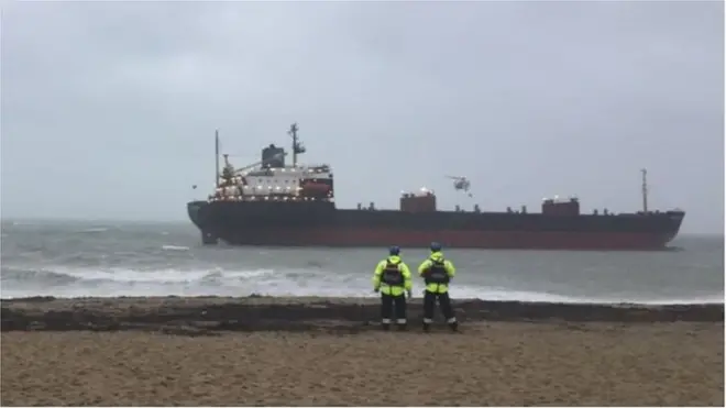 Російський корабель сів на мілину біля берегів Британії рано вранці за місцевим часом.