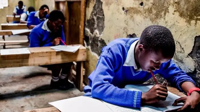 Arday Kenyaan ah oo imtixaan qaadanaya