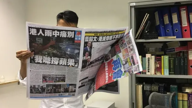 記者翻閲最後一版《蘋果日報》