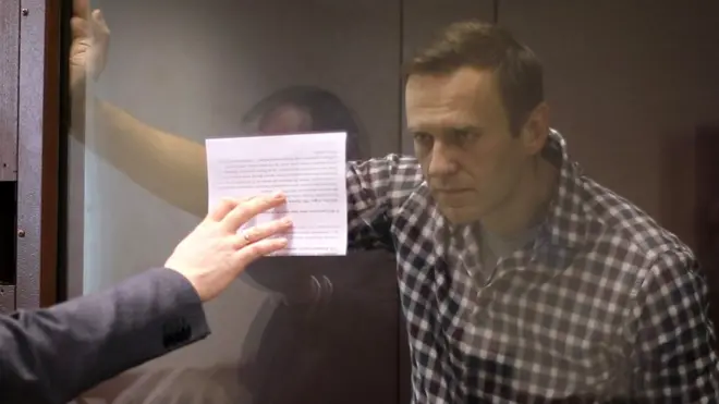 Навальный во время рассмотрения апелляции на решение о замене условного наказания на реальное по делу "Ив Роше" на выездном заседании Мосгорсуда в здании Бабушкинского суда Москвы