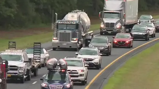 أقوى عاصفة واعصار تشهده الولايات المتحدة منذ 3 عقود. إنه اعصار فلورنس الذي تصل سرعة رياحه إلى 225 كم في الساعة، وهو يتجه إلى ساحل الولايات المتحدة الشرقي ليصل إليه يوم الجمعة.