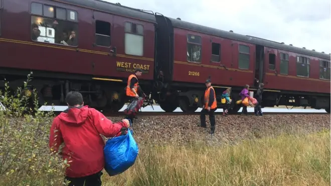 Kereta Jacobite, yang beberapa kali tampil sebagai "Hogwarts Express" dalam film Harry Potter, singgah sejenak untuk menyelamatkan sebuah keluarga yang terdampar.