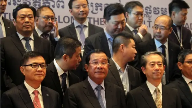 Thủ tướng Hun Sen và các doanh nhân Trung Quốc tại lễ khai mạc diễn đàn kinh doanh Campuchia-Trung Quốc tháng 12/2016