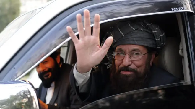 इस साल फरवरी की इस तस्वीर में पाकिस्तान सरकार के साथ बातचीत के बाद लौच रहे हरीक-ए-तालिबान पाकिस्तान की कमिटी के सदस्य और नेता शमी उल-हक़