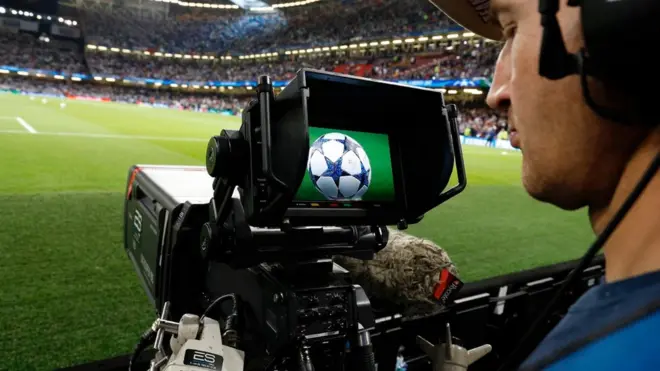 مصور تلفزيوني يصور مباراة لكرة القدم