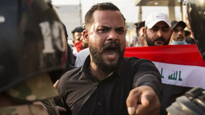 متظاهر عراقي