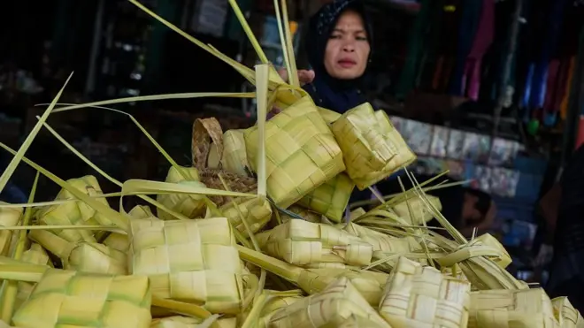 Penjual kulit ketupat menata jualannya di Pasar Besar, Palangkaraya, Kalimantan Tengah, Rabu (20/05).
