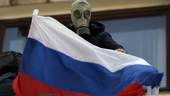 Прихильник єдності трьох народів у захопленій міськраді Маріуполя, травень 2014 року