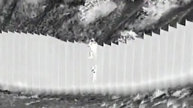 أطفال يلقون من فوق جدار حدودي مرتفع لعبور أمريكا