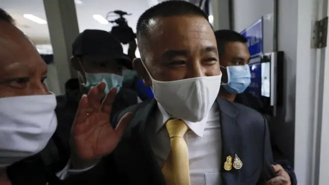 "หากผมผิดผมก็รับโทษ" นายประสิทธิ์ เจียวก๊ก ผู้ต้องหาในคดีฉ้อโกง มูลค่าความเสียหายนับพันล้านบาท กล่าวกับผู้สื่อข่าวก่อนเข้ามอบตัวที่กองบังคับการปราบปรามวันนี้ (17 พ.ค.)