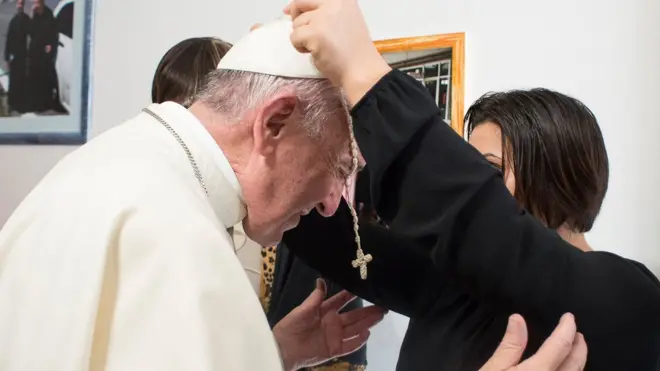 Обитатели приюта сделали подарок понтифику