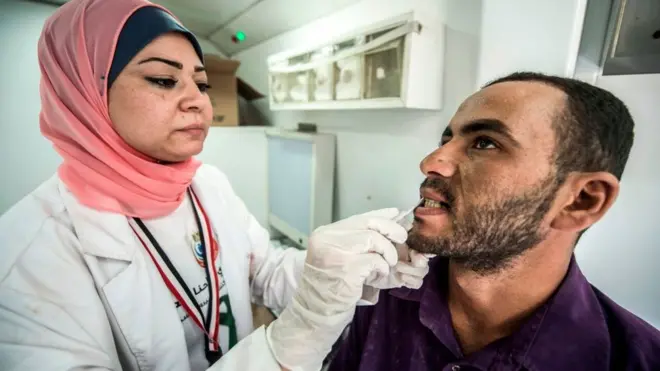 Seorang pria menjalani pemeriksaan hepatitis C