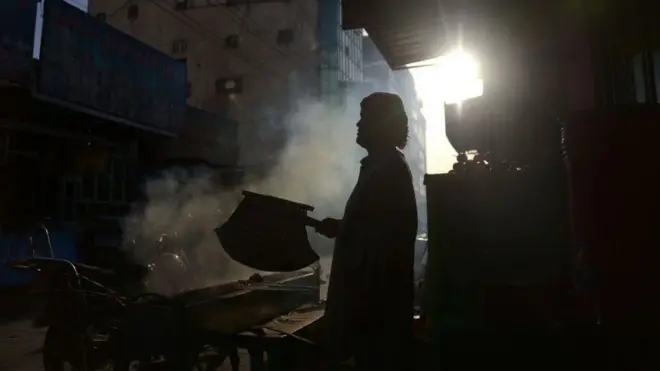 Мозори Шарифдаги кабобпаз. Бу шаҳарда ҳам кичиккина уйғурлар жамоаси яшайди