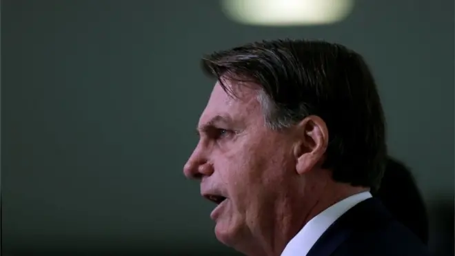 Bolsonaro enfrenta uma crise militar e políticabetspeed ajudaseu governo