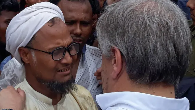 Sekjen PBB Antonio Guterres berbicara dengan seorang pengungsi Rohingya di kamp Kutupalong, Cox's Bazar.
