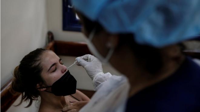 Mulher passa por exameaposta multiplas betanocovid por via nasal