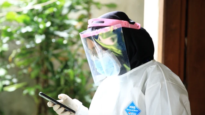 Salah seorang petugas pelacak kontak di sebuah puskemas di Jakarta Selatan.