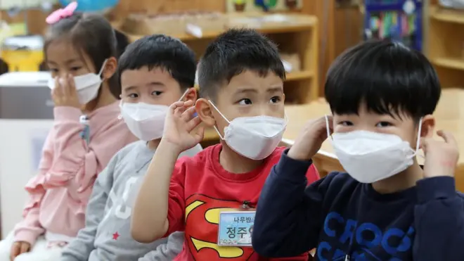 서울 용산구 청파어린이집 어린이들이 공기청정기가 설치된 교실에서 미세먼지 대응 수업을 하고 있다