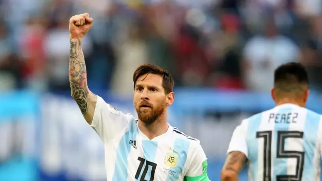 ميسي يحتفل بهدفه في نيجيريا