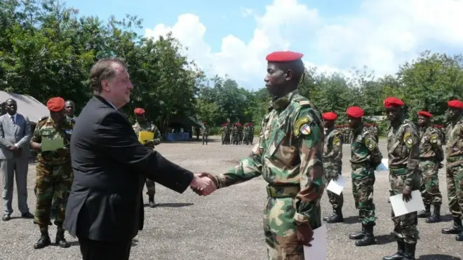Російський посол Сергій Лобанов вітає військових Центрально-Африканської Республіки, яких підготували російські військові інструктори
