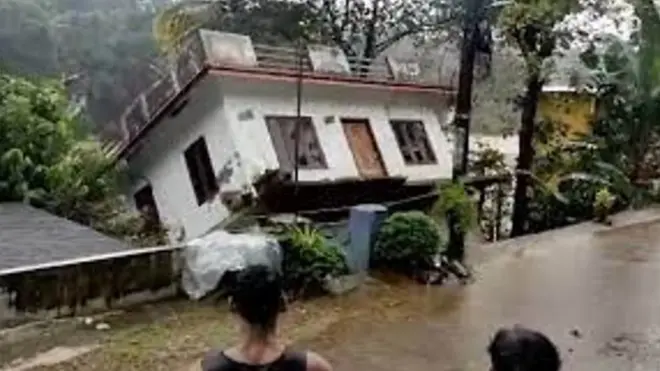 Takriban watu 26 walifariki katika mafuriko kusini mwa India baada ya mvua kali kusababisha mto kufurika , na kusababisha uharibifu mkubwa katika miji na vijiji.