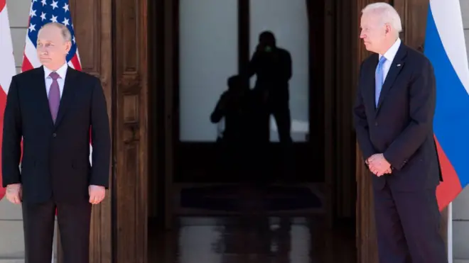 Presiden Rusia Vladimir Putin (kiri) dan Presiden AS Joe Biden ketika bertemu di Jenewa 16 Juni 2021.